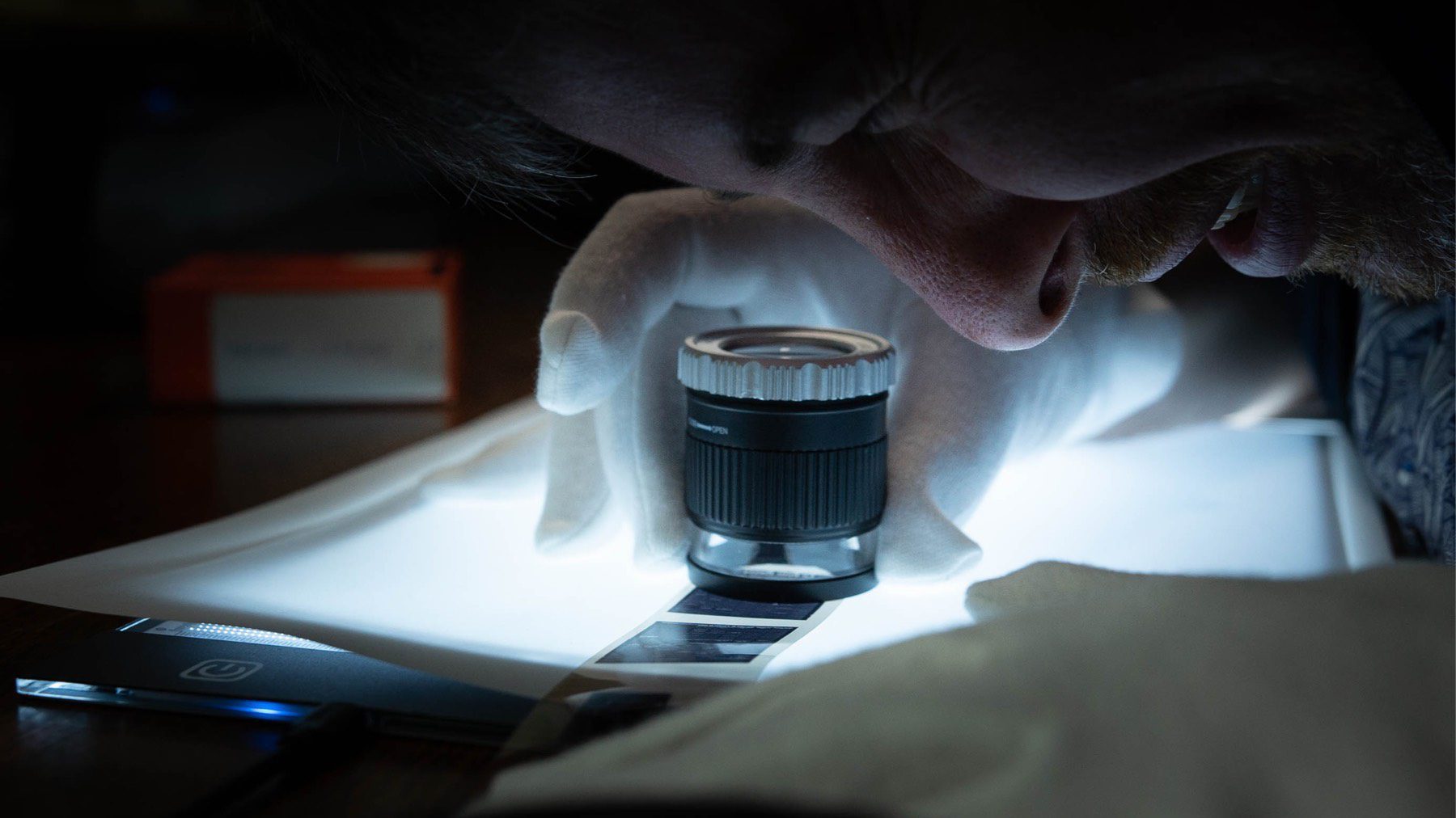 Traitement-de-vos-microfilms Crédit photo : CC BY SA – Cliché A. Amet, photothèque musée de Bretagne